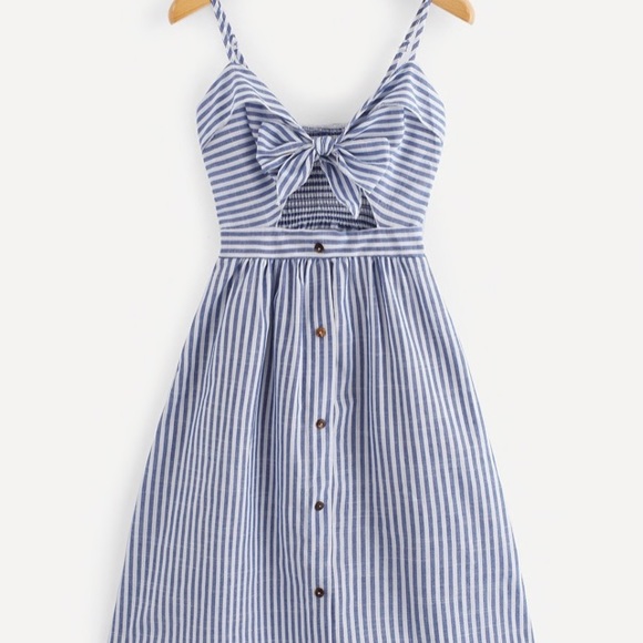 Dresses & Skirts - 🎉Front Knot Cut Out Dress!